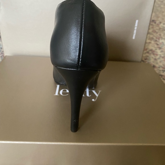 Black shoe with a 3 inch heel - Picture 4 of 10